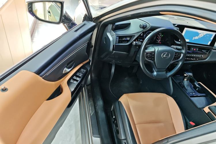Used Lexus ES 2022 300h Excellence Edition Driver Seat