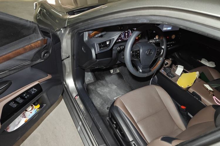 Used Lexus ES 2022 200 Luxury Edition Driver Seat