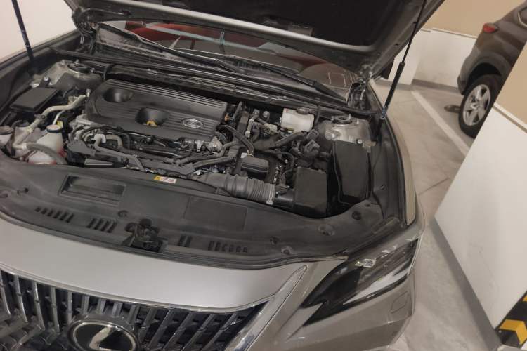 Used Lexus ES 2022 300h Deluxe Edition Engine Bay Left