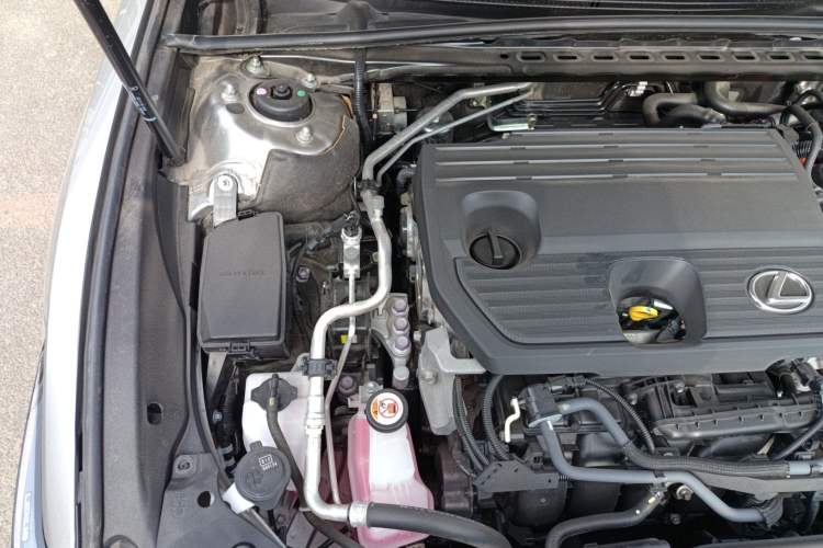 Used Lexus ES 2022 300h Deluxe Edition Engine Bay Right