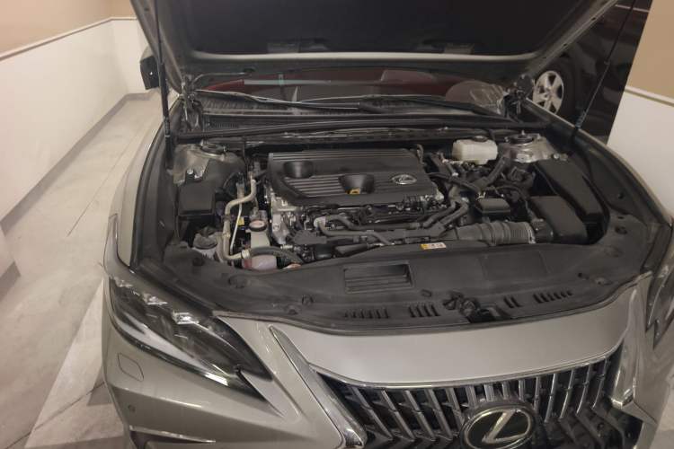 Used Lexus ES 2022 300h Deluxe Edition Engine Bay Right
