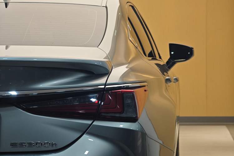 Used Lexus ES 2022 300h Excellence Edition Exterior 4