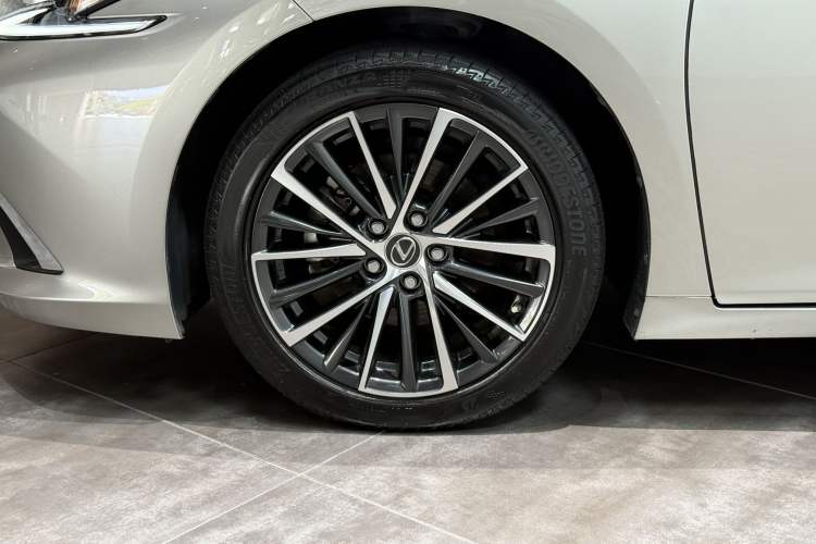 Used Lexus ES 2022 300h Deluxe Edition Exterior 6