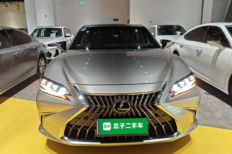 Used Lexus ES 2022 300h Deluxe Edition Front