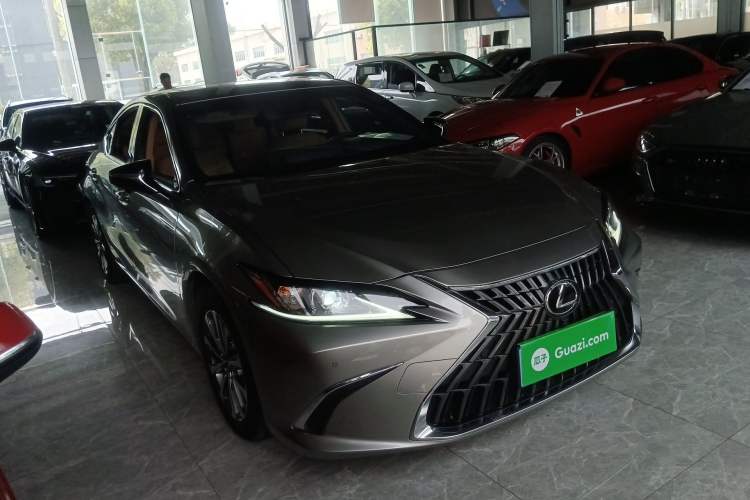 Used Lexus ES 2022 200 Excellence Edition Front Right 45 Deg