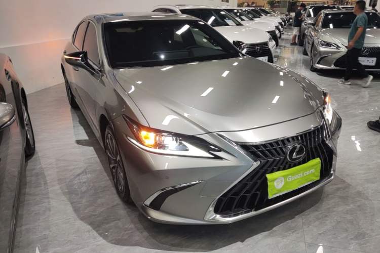 Used Lexus ES 2022 300h Excellence Edition Front Right 45 Deg