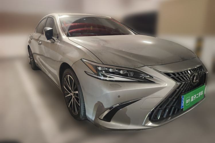 Used Lexus ES 2022 300h Deluxe Edition Front Right 45 Deg
