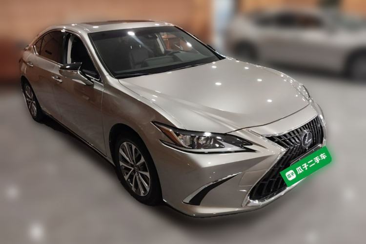 Used Lexus ES 2022 300h Excellence Edition Front Right 45 Deg