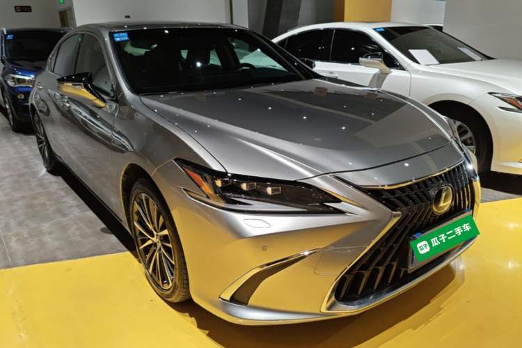 Used Lexus ES 2022 300h Deluxe Edition Front Right 45 Deg