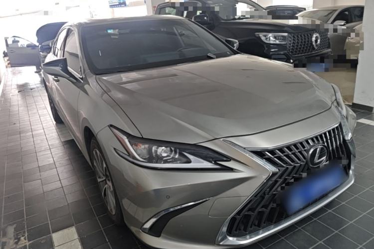 Used Lexus ES 2022 300h Excellence Edition Front Right 45 Deg