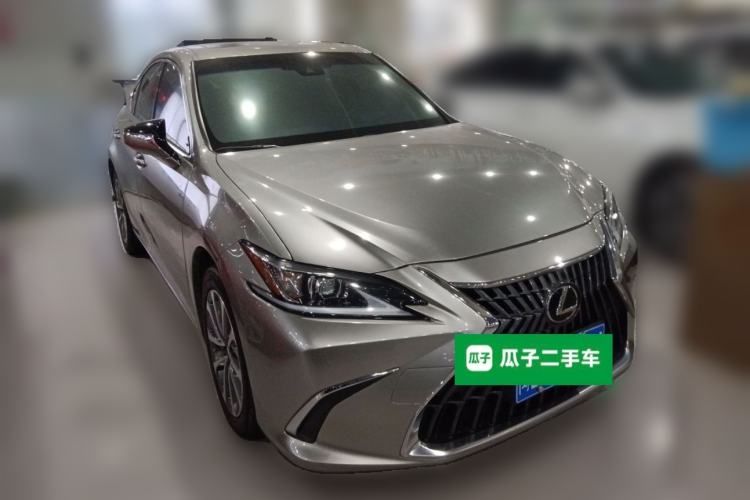 Used Lexus ES 2022 300h Excellence Edition Front Right 45 Deg