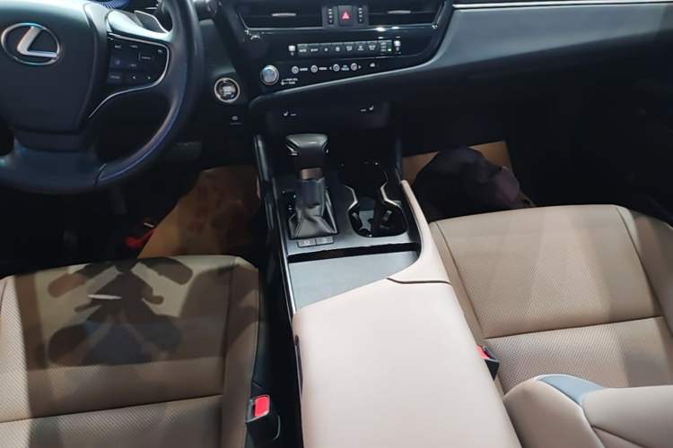 Used Lexus ES 2022 200 Excellence Edition Gear Lever