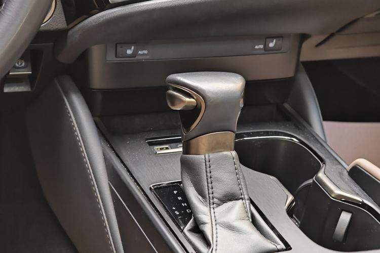 Used Lexus ES 2022 300h Excellence Edition Gear Lever
