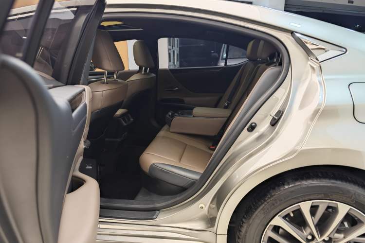 Used Lexus ES 2022 300h Excellence Edition Interior 2