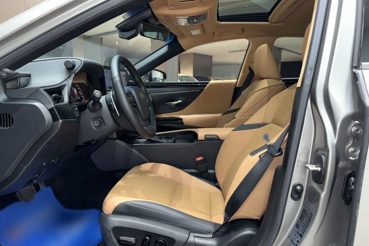 Used Lexus ES 2022 300h Deluxe Edition Interior 3