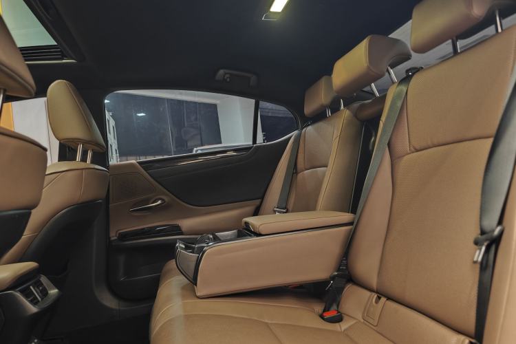 Used Lexus ES 2022 300h Excellence Edition Interior 3