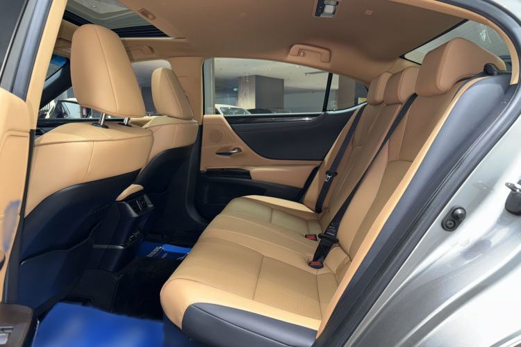 Used Lexus ES 2022 300h Deluxe Edition Interior 4