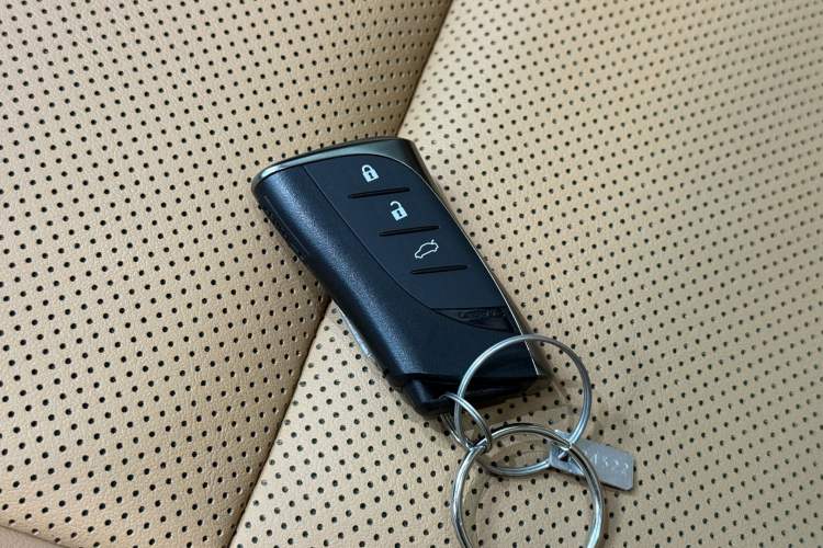 Used Lexus ES 2022 300h Deluxe Edition Interior 5