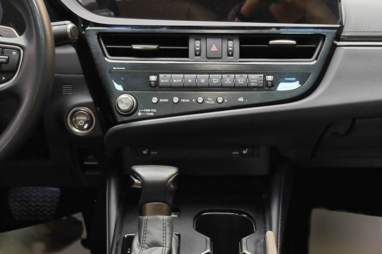 Used Lexus ES 2022 300h Excellence Edition Interior 6
