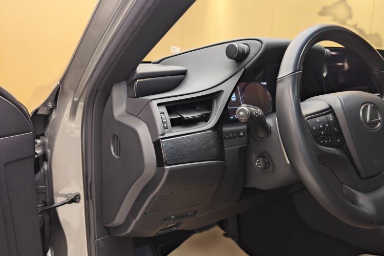 Used Lexus ES 2022 300h Excellence Edition Interior 8