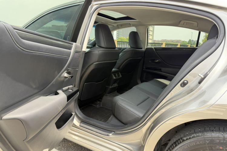 Used Lexus ES 2022 200 Excellence Edition Interior 9