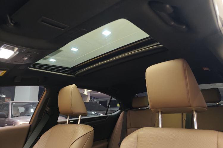 Used Lexus ES 2022 300h Excellence Edition Interior 9
