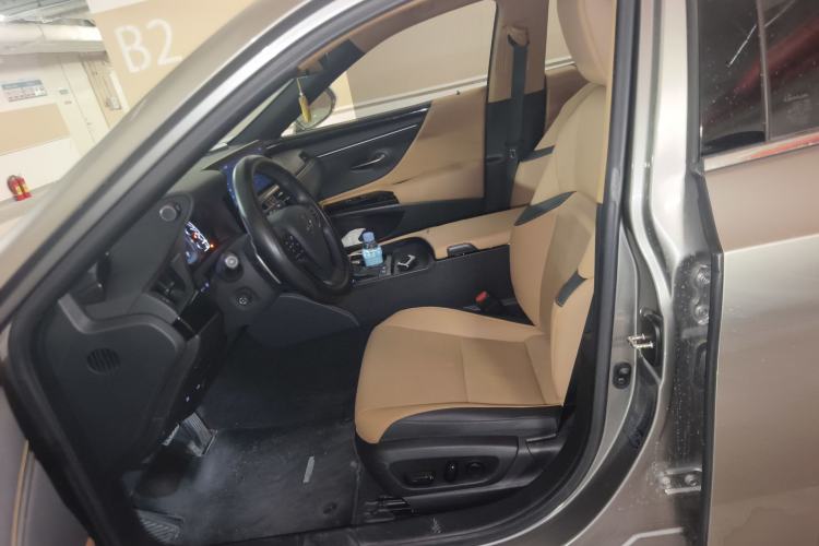 Used Lexus ES 2022 300h Deluxe Edition Left Front Seat