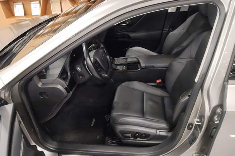 Used Lexus ES 2022 300h Excellence Edition Left Front Seat
