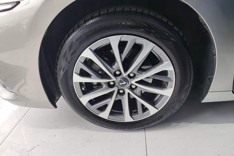 Used Lexus ES 2022 200 Excellence Edition Left Front Wheel Hub