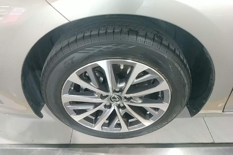 Used Lexus ES 2022 200 Excellence Edition Left Front Wheel Hub
