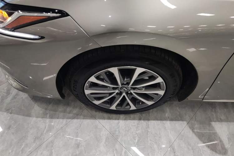 Used Lexus ES 2022 300h Excellence Edition Left Front Wheel Hub