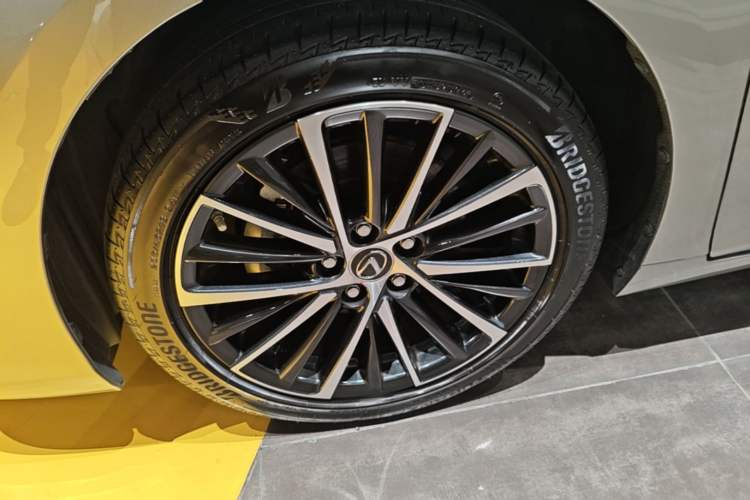 Used Lexus ES 2022 300h Deluxe Edition Left Front Wheel Hub
