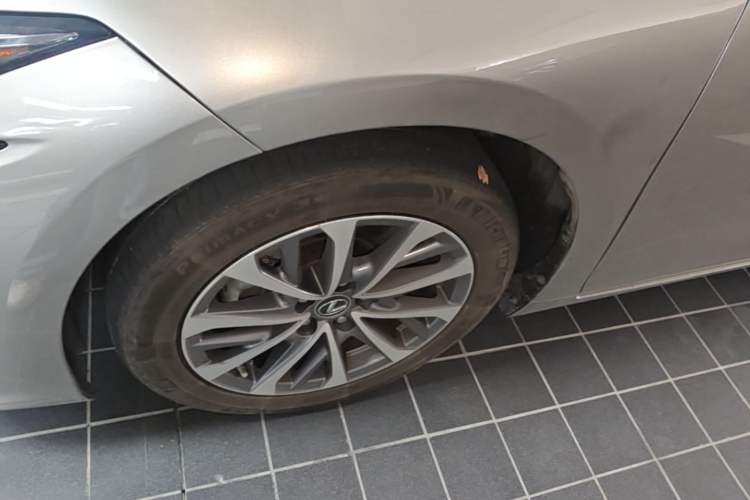 Used Lexus ES 2022 300h Excellence Edition Left Front Wheel Hub