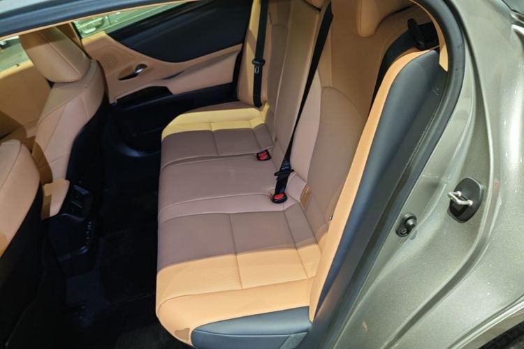 Used Lexus ES 2022 300h Deluxe Edition Left Rear Seat