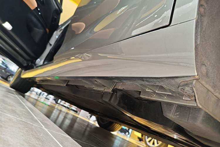 Used Lexus ES 2022 300h Deluxe Edition Left Side Sill