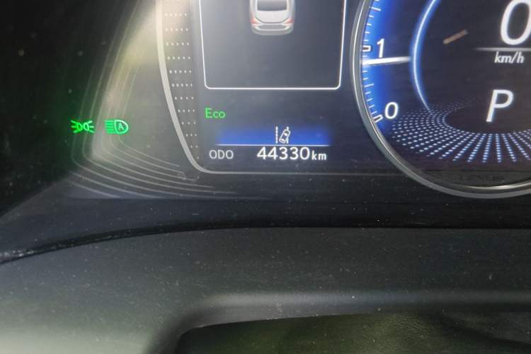 Used Lexus ES 2022 200 Luxury Edition Odometer Close Up