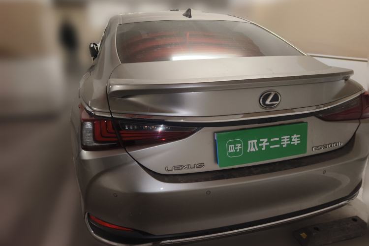 Used Lexus ES 2022 300h Deluxe Edition Rear