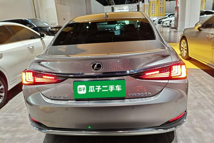 Used Lexus ES 2022 300h Deluxe Edition Rear