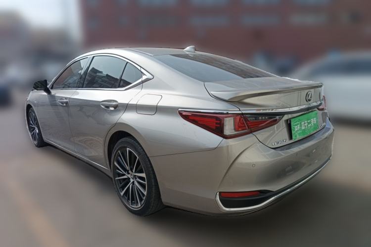 Used Lexus ES 2022 300h Deluxe Edition Rear Left 45 Deg