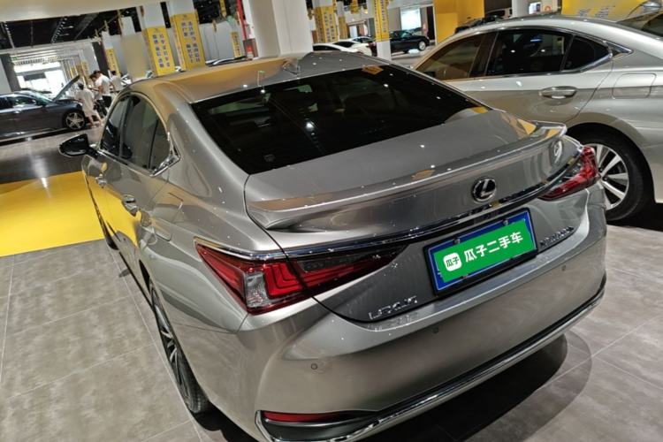 Used Lexus ES 2022 300h Deluxe Edition Rear Left 45 Deg