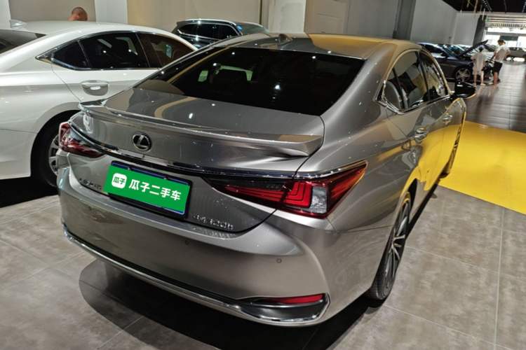 Used Lexus ES 2022 300h Deluxe Edition Rear Right 45 Deg