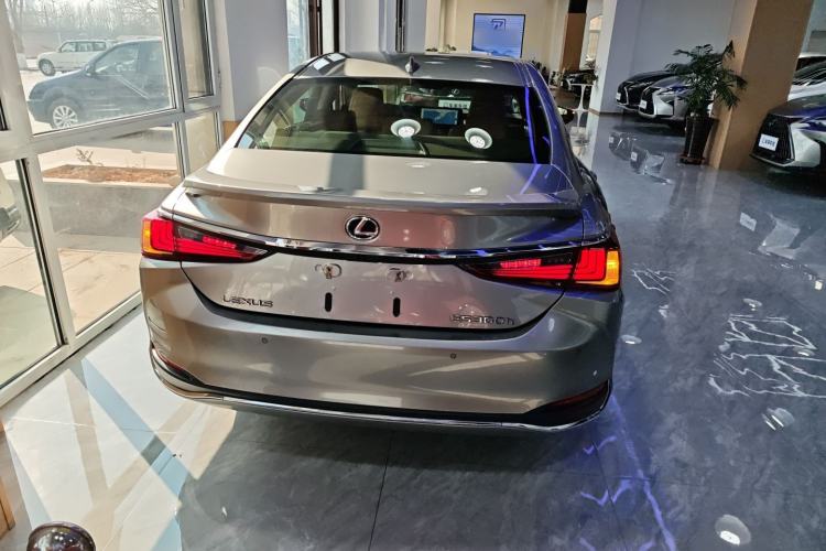 Used Lexus ES 2022 300h Excellence Edition Rear