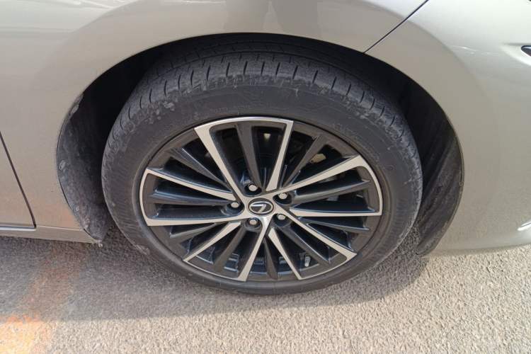 Used Lexus ES 2022 300h Deluxe Edition Right Front Wheel Hub