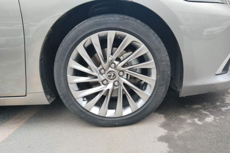 Used Lexus ES 2022 260 Excellence Edition Right Front Wheel Hub