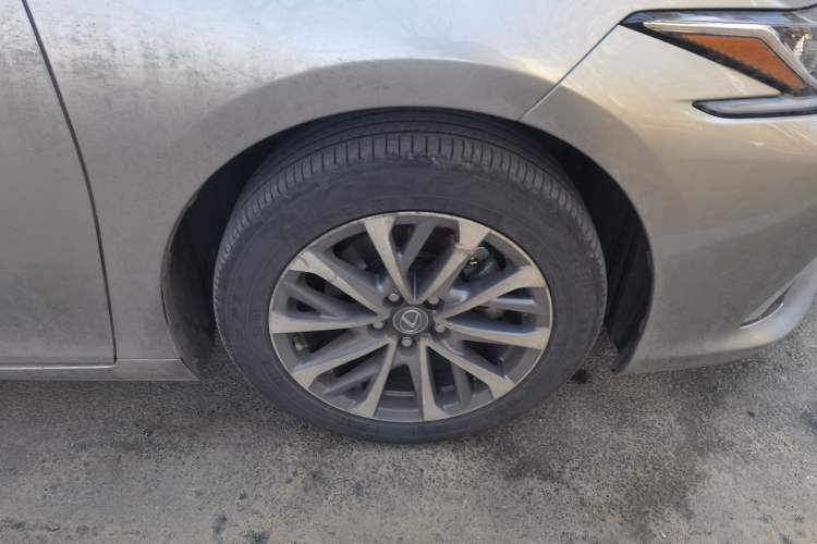 Used Lexus ES 2022 200 Excellence Edition Right Front Wheel Hub