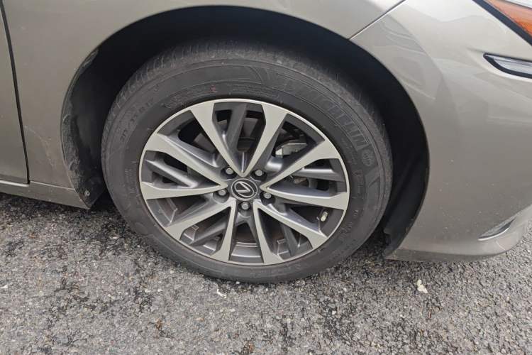 Used Lexus ES 2022 300h Excellence Edition Right Front Wheel Hub