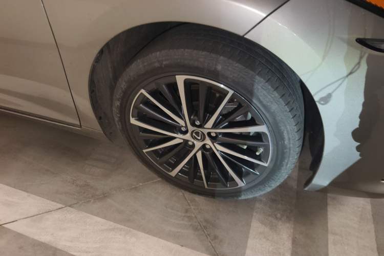 Used Lexus ES 2022 300h Deluxe Edition Right Front Wheel Hub