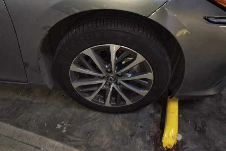 Used Lexus ES 2022 200 Excellence Edition Right Front Wheel Hub