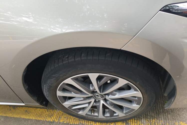 Used Lexus ES 2022 200 Excellence Edition Right Front Wheel Hub