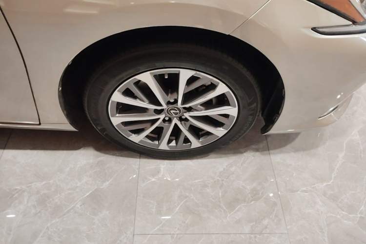 Used Lexus ES 2022 300h Excellence Edition Right Front Wheel Hub